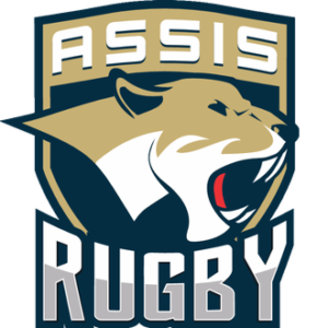 Logo do Assis Rugby: ilustração estilizada da cabeça de uma onça-parda (puma) em perfil, nas cores branco, bege e detalhes em preto e dourado, sobrepondo a palavra "RUGBY" em letras garrafais azuis com contorno branco.