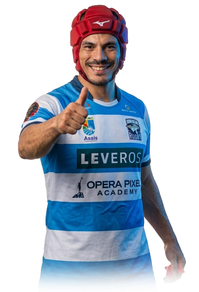 Card esportivo digital apresentando um atleta de rugby sorridente, posando com um sinal de 'positivo' (joinha). O jogador utiliza o uniforme oficial do Assis Rugby, composto por uma camisa listrada em azul e branco com destaque para os patrocinadores Leveros e UniFio. Ele também faz uso de um protetor de cabeça (scrum cap) na cor vermelha. A imagem possui um fundo limpo com efeito de degradê suave, focando na identidade visual do clube para a temporada 2026